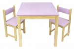 Table en bois dans un ensemble avec deux chaises rose