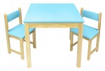 Table en bois dans un ensemble avec deux chaises bleues