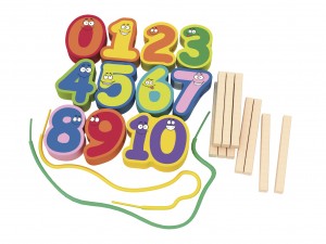 La boîte en bois contenant chiffres vivement colorés - les premiers exercices des maths devient un jeu d'enfant!